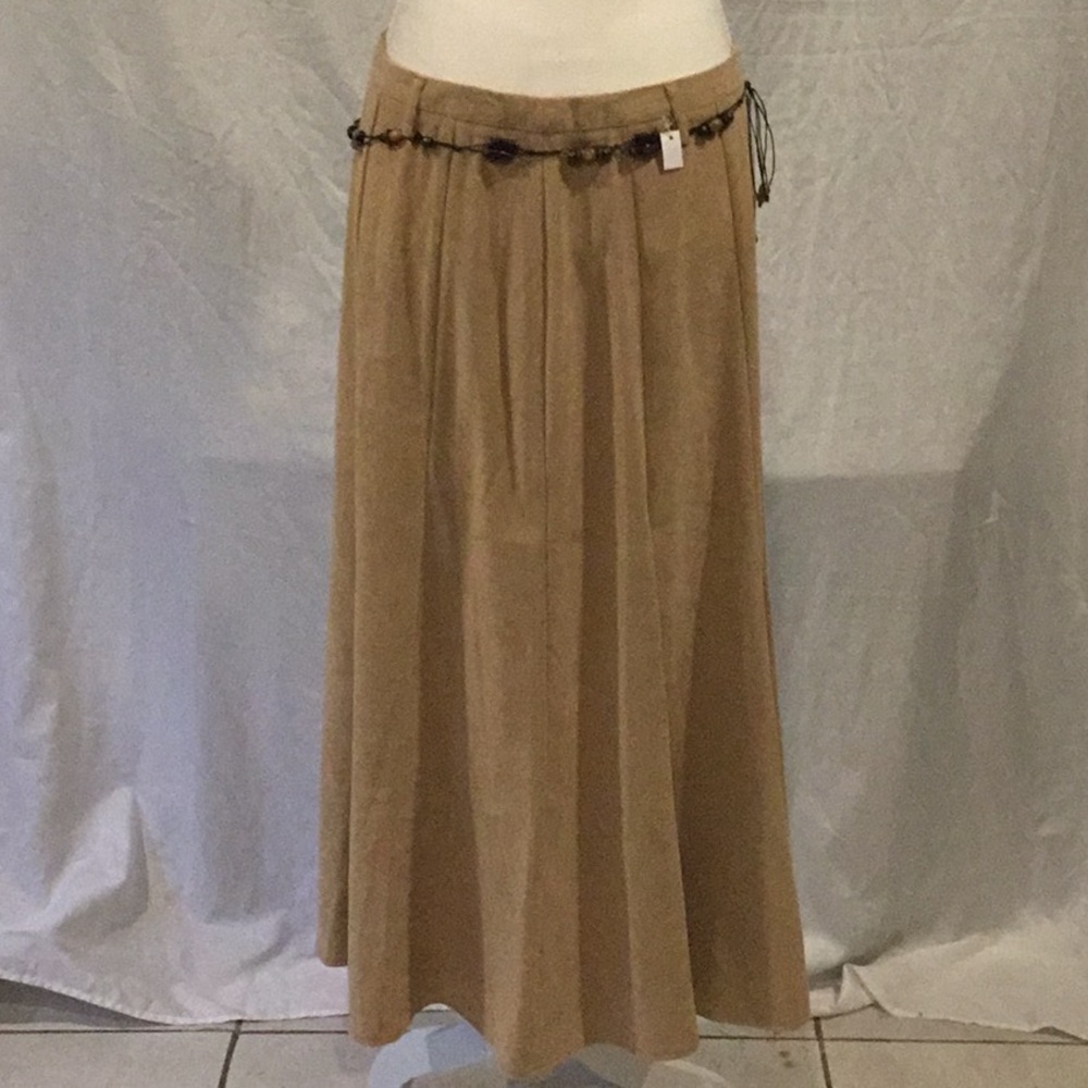 Z) New Dressbarn skirt, never worn